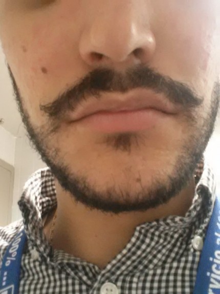 Daniel Marin muestra su bigote para Movember cause, luchando contra el cancer de la prostata